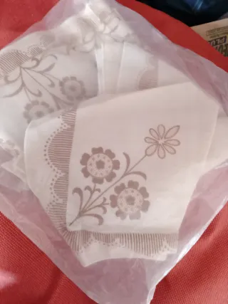 Mantelería beige y marrón con diseño