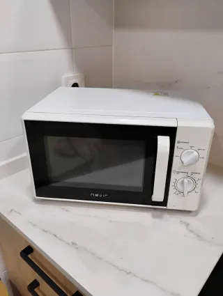 Microondas Nevir 20L Blanco. Sin plato