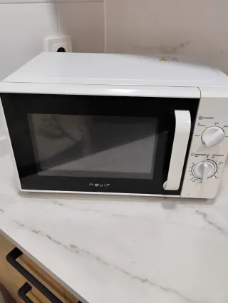 Microondas Nevir 20L Blanco. Sin plato