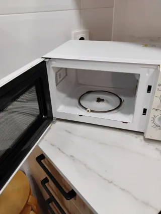 Microondas Nevir 20L Blanco. Sin plato