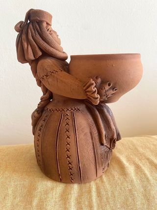 Statuetta decorativa di donna in terracotta
