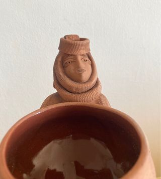 Statuetta decorativa di donna in terracotta