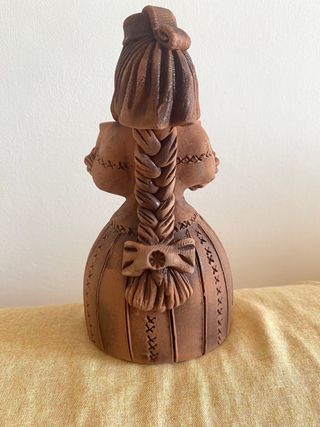 Statuetta decorativa di donna in terracotta