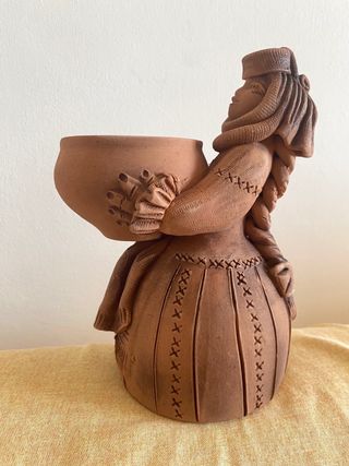 Statuetta decorativa di donna in terracotta