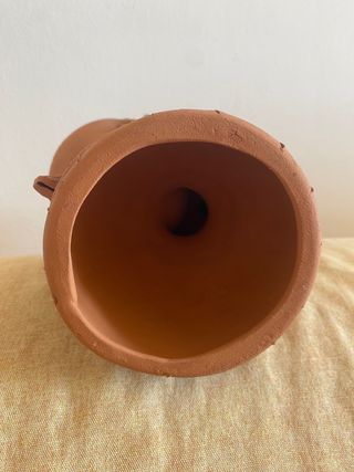 Statuetta decorativa di donna in terracotta