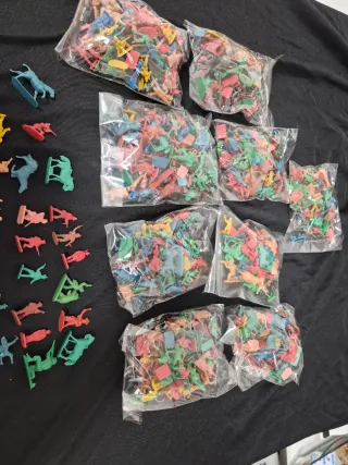 Figuras de plástico 2 cm (varios colores)