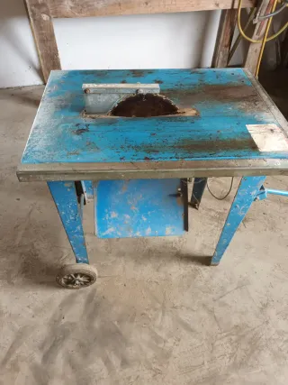 Sierra de mesa circular azul