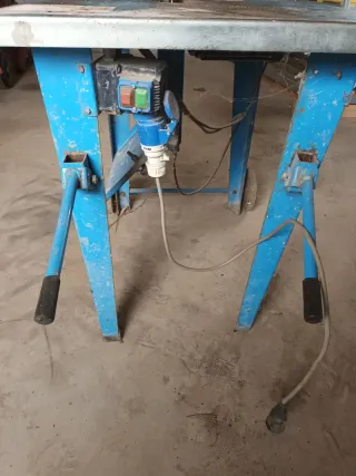 Sierra de mesa circular azul