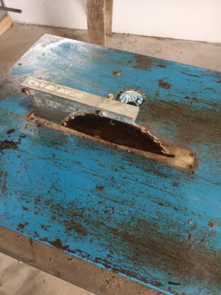 Sierra de mesa circular azul