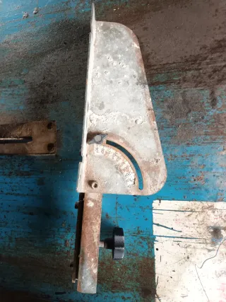 Sierra de mesa circular azul