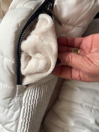 Abrigo blanco con capucha y pelo