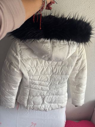Abrigo blanco con capucha y pelo