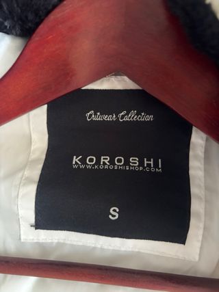 Abrigo blanco con capucha y pelo