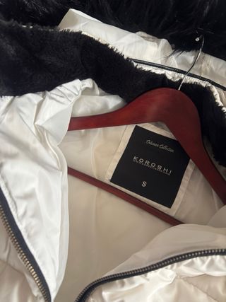 Abrigo blanco con capucha y pelo