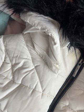 Abrigo blanco con capucha y pelo