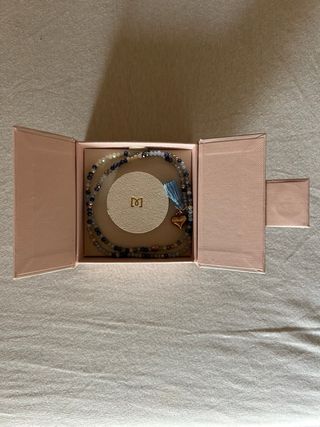 2 pulseras Marina García en diferentes tonos.