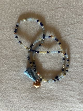 2 pulseras Marina García en diferentes tonos.