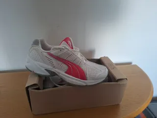 Deportivas Puma Blancas y Rojas