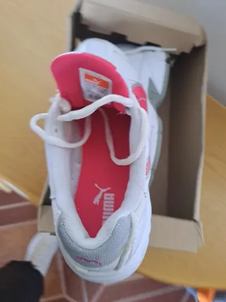 Deportivas Puma Blancas y Rojas