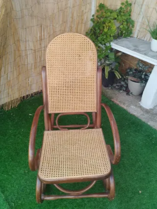 Mecedora antigua de madera y ratán