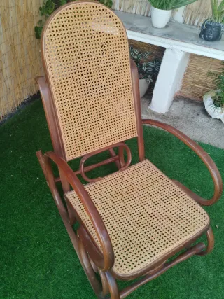 Mecedora antigua de madera y ratán