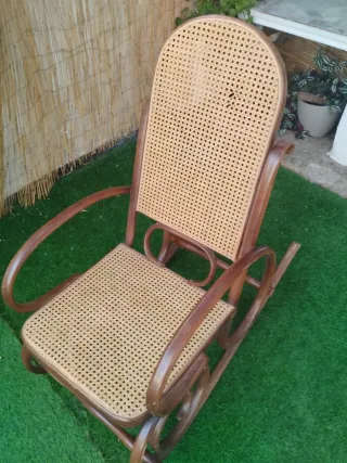Mecedora antigua de madera y ratán