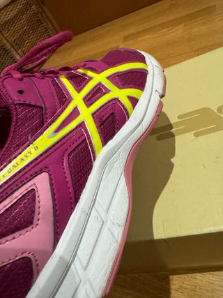 Zapatillas Asics rosas y amarillas