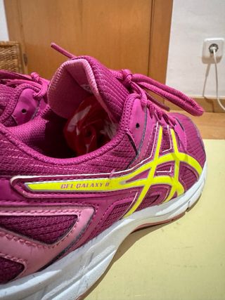 Zapatillas Asics rosas y amarillas