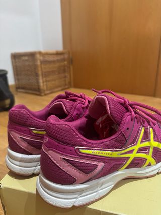 Zapatillas Asics rosas y amarillas