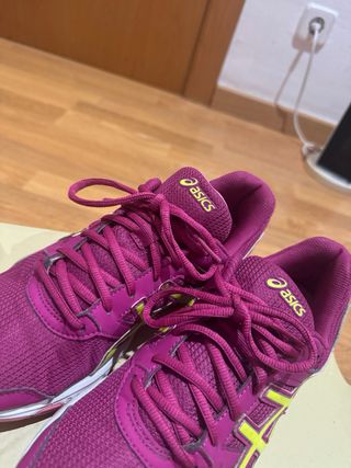 Zapatillas Asics rosas y amarillas