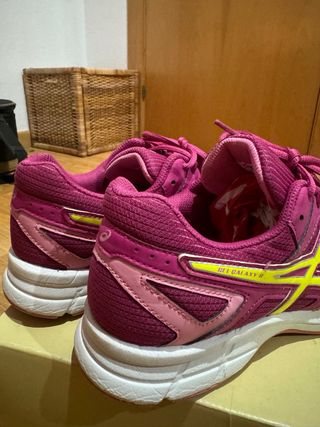 Zapatillas Asics rosas y amarillas