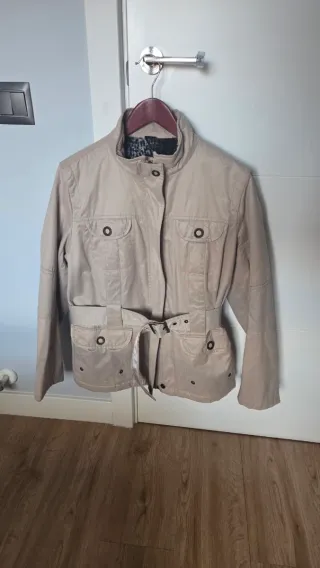 Gabardina beige con cinturón