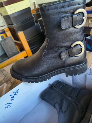 Botas infantiles con flores bordadas