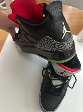 Zapatillas Jordan Negras y Rojas