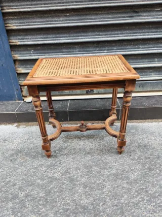 Banqueta de madera con asiento de rejilla