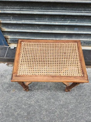 Banqueta de madera con asiento de rejilla