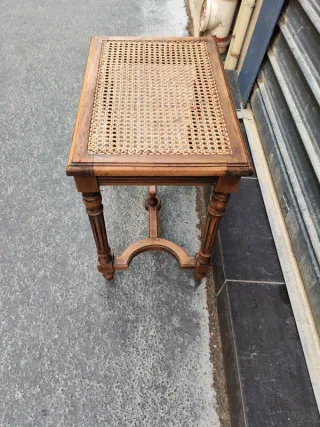 Banqueta de madera con asiento de rejilla