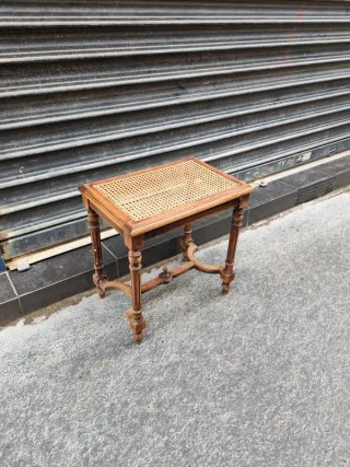 Banqueta de madera con asiento de rejilla