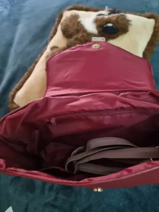 Bolso rojo y azul con detalles dorados