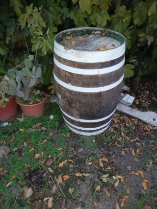 Barril de madera rústico decorativo