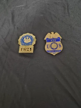 2 Insignias Metal Doradas