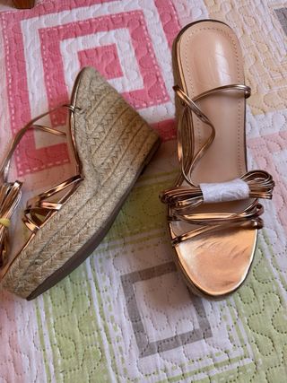 Sandalias doradas tacón cuña