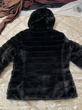 Giubbino/Pelliccia Nero con Cappuccio