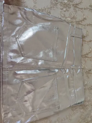 Pantalones plateados efecto piel