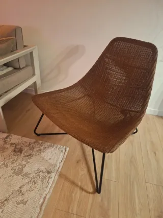 Sillón de ratán marrón