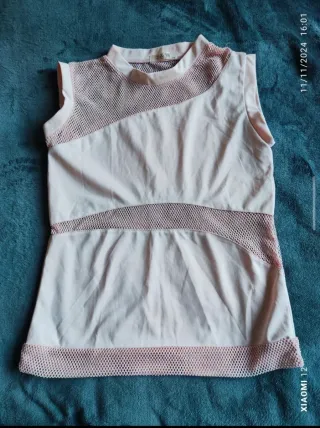 Top rosa con detalles de malla