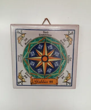 Mattonella con rosa dei venti