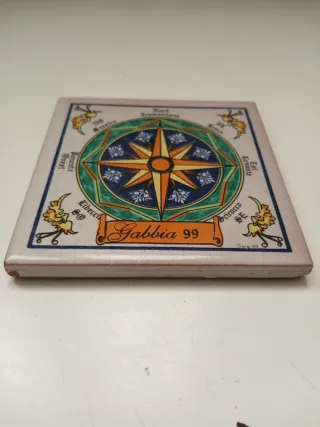 Mattonella con rosa dei venti