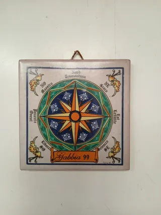 Mattonella con rosa dei venti