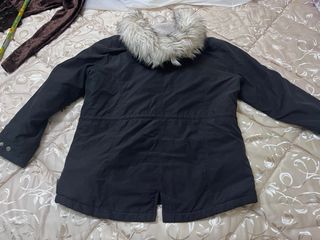 Parka nera con pelliccia rimovibile